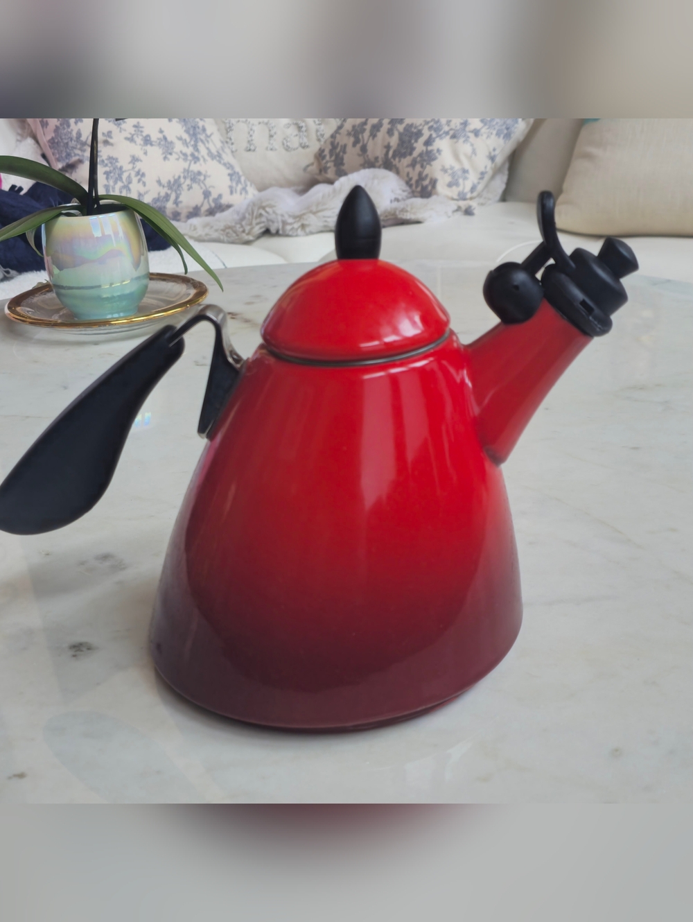 Le Creuset Red Ombre Teakettle With Ergnomic Handle  1.7 US Qts.